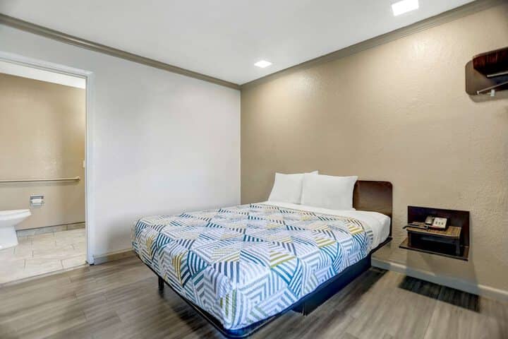 Room 8 of 27