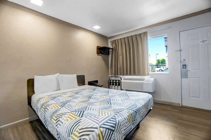 Room 10 of 27