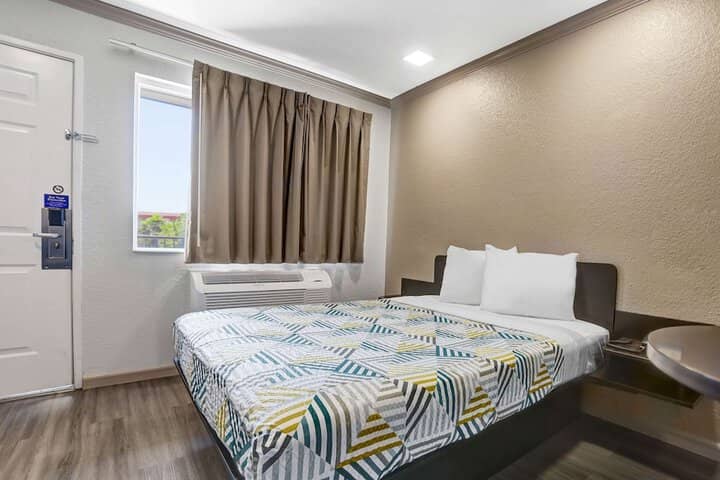Room 6 of 27