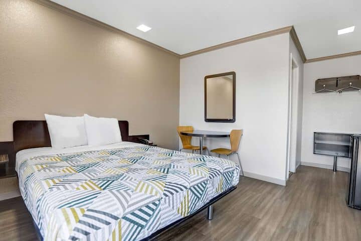 Room 4 of 27